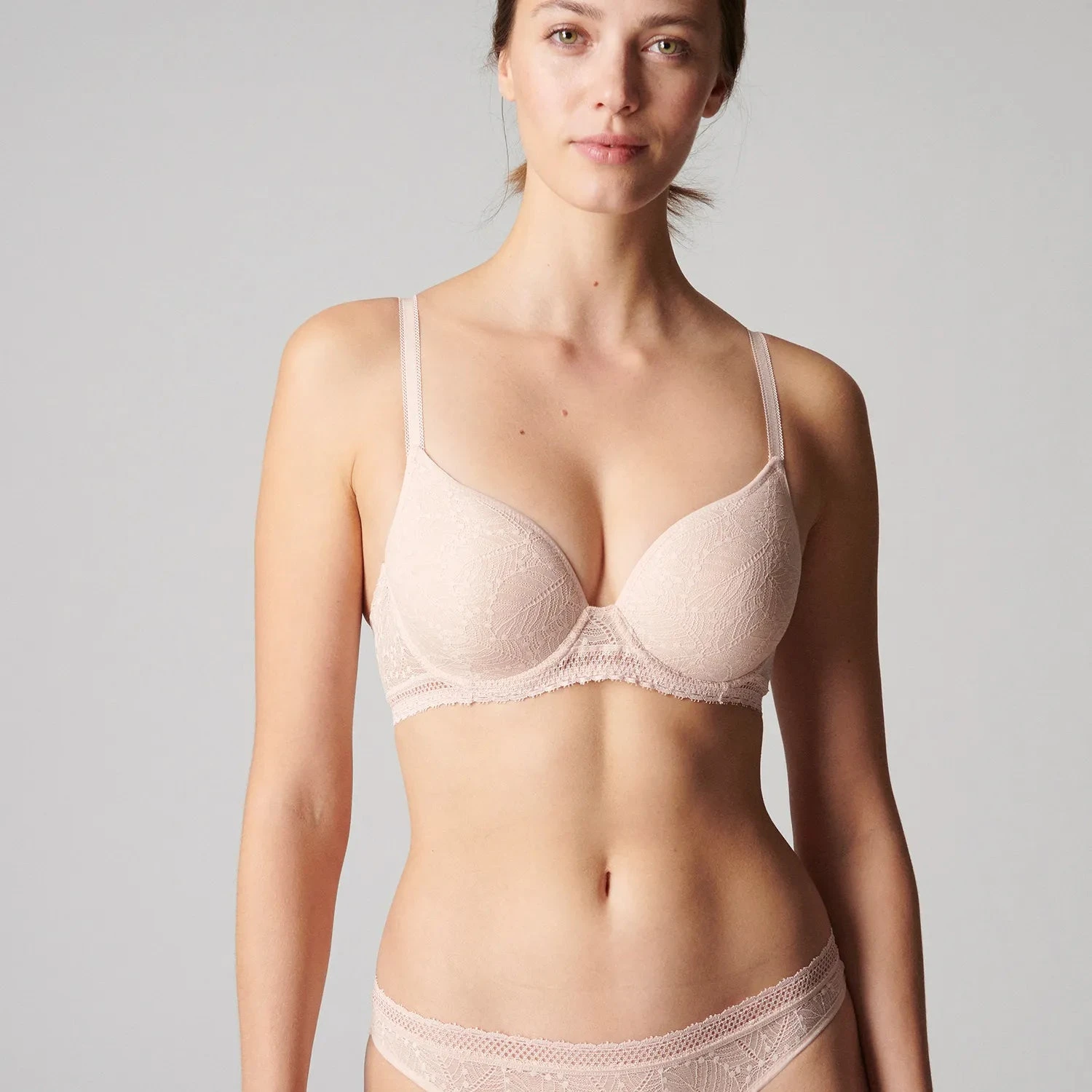 Simone Perele Soutien-gorge Emboîtant Plongeant Comète Sable Rosé 6 Simone Perele Soutien-gorge Emboîtant Plongeant Comète Sable Rosé – Image 4
